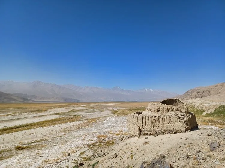 Ruinas de un antiguo caravanserai de la ruta de la seda
