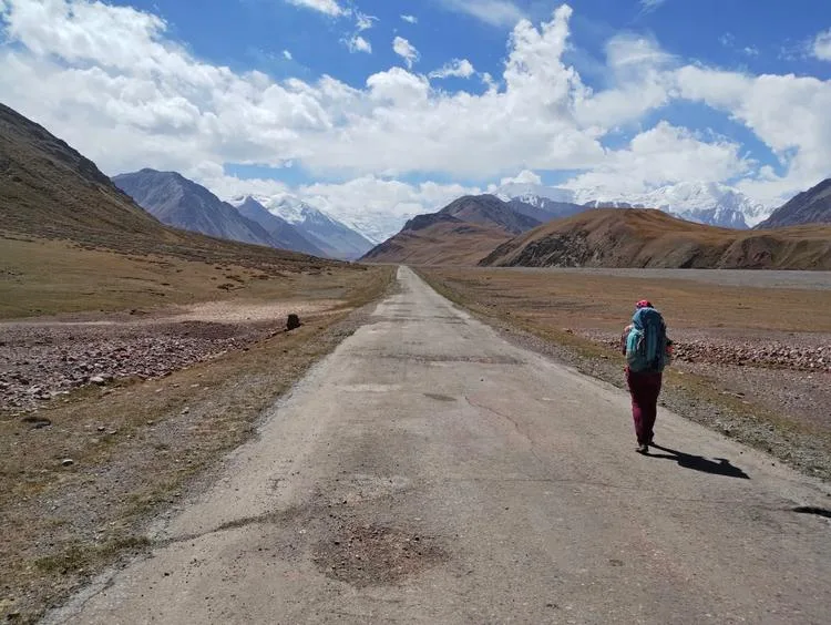 Andando por la carretera del Pamir