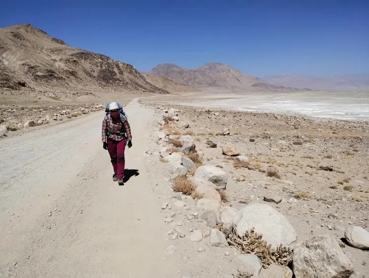 Recorriendo la carretera del Pamir por libre. Ves preparado para mucho viento, polvo, sol intenso por el día y mucho frío por la noche