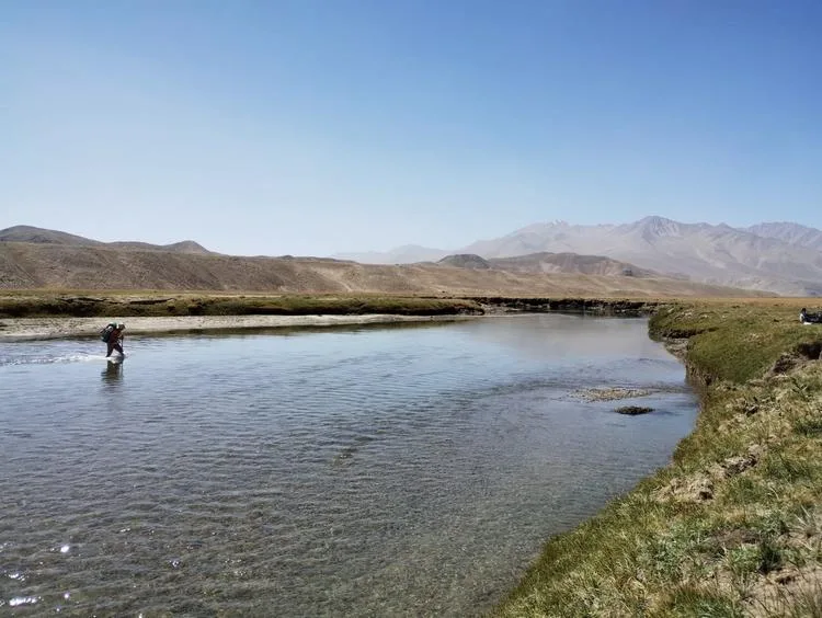 Cruzando un río en nuestra aventura caminando a Bulunkul