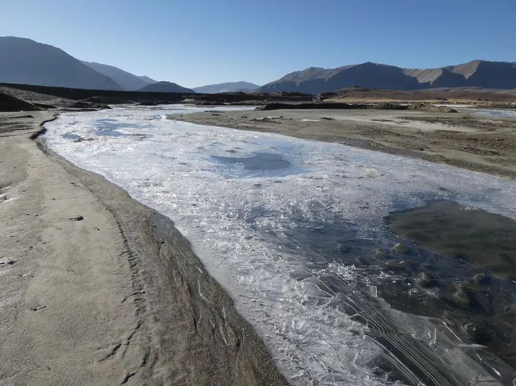 Rio congelado por la mañana en la ruta Pamir