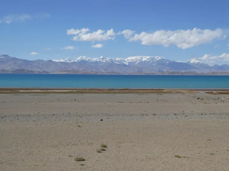 Azul intenso del lago Karakol en Tayikistán