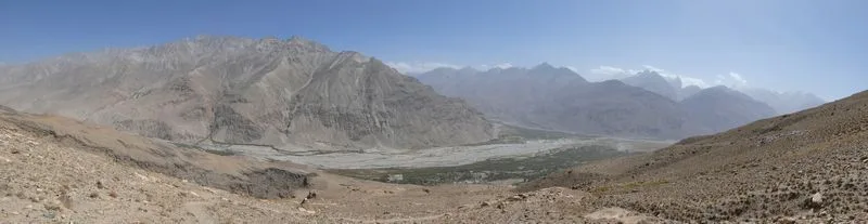 Vistas del valle de Wakhan con el río Panj y al otro lado las montañas del Hindu Kush en Afganistán