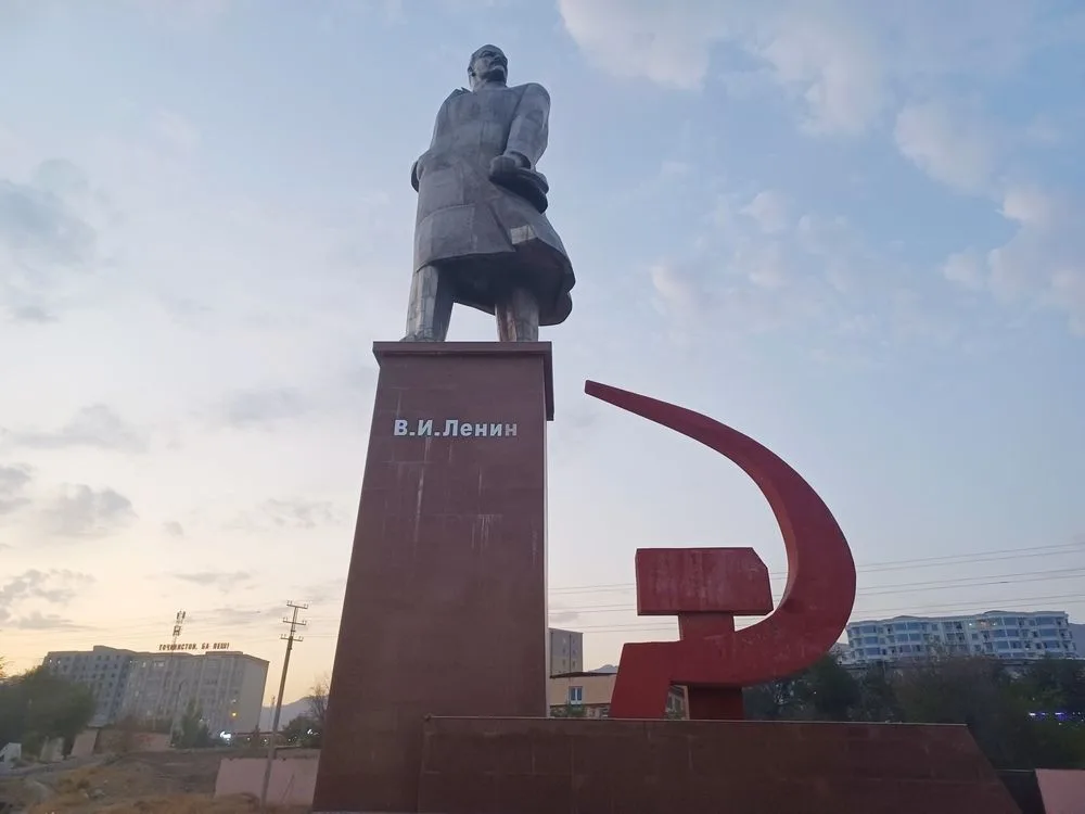 La estatua de Lenin más grande de Centro Asia en el parque de la Victoria 