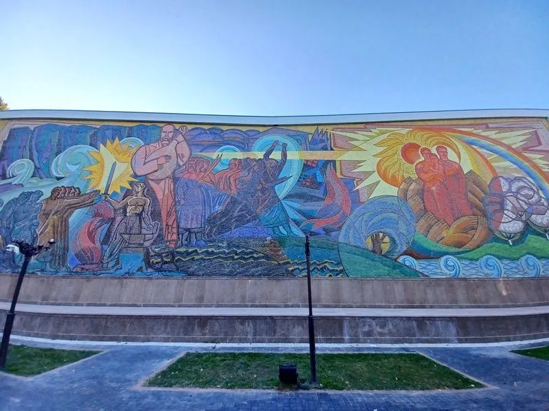 Maravilloso ejemplo de mosaico soviético con imágenes llenas de simbolismo.