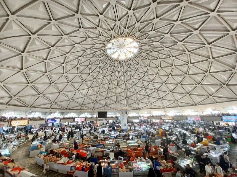 Majestuoso interior de Chorsu Bazaar