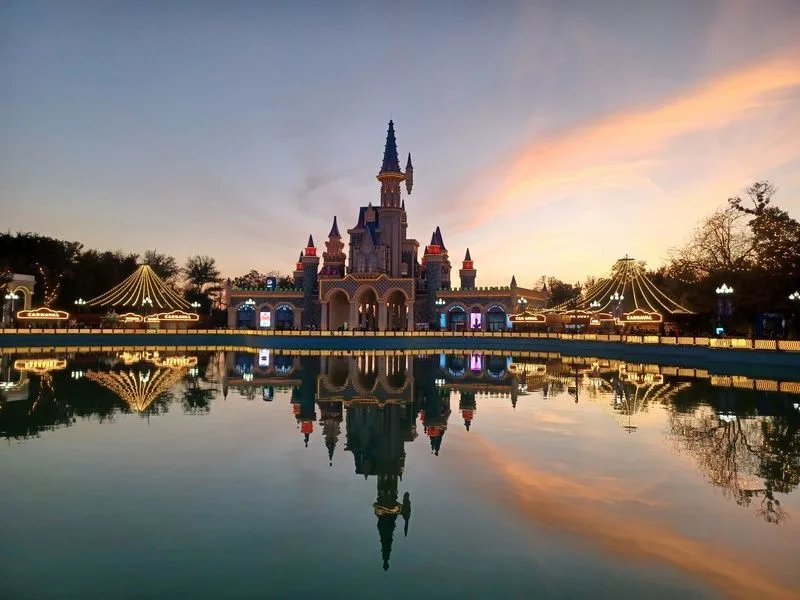 Castillo al estilo Disney en Entrada al Magic City Park
