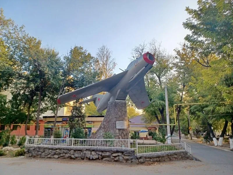 Avión MiG 15 en medio de la calle en un barrio residencial