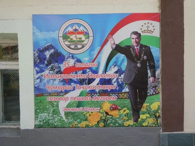 Carteles del omnipresente presidente Emomali Rahmon en Tayikistán