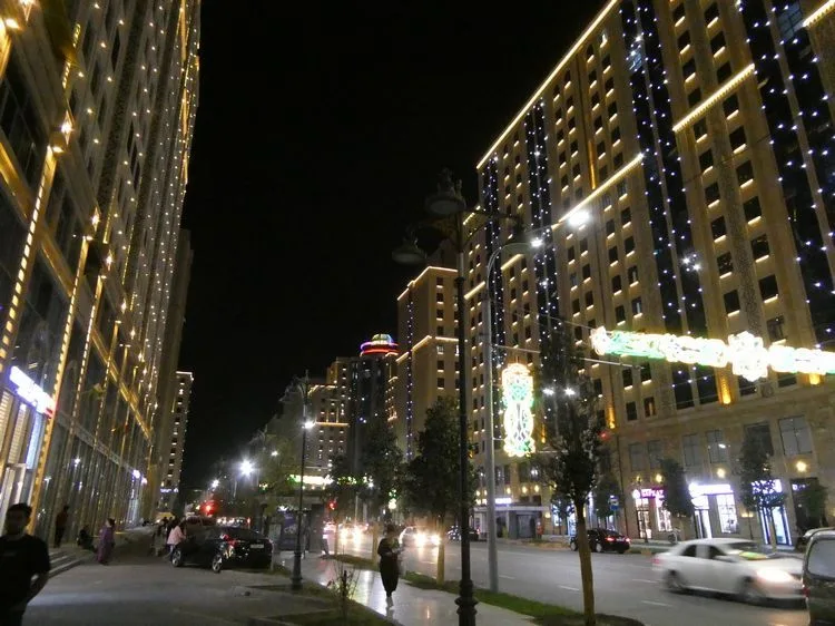 Calles del centro de Dusambé por la noche