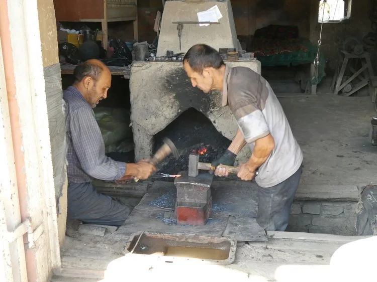 Herreros en el bazar de Istaravshan