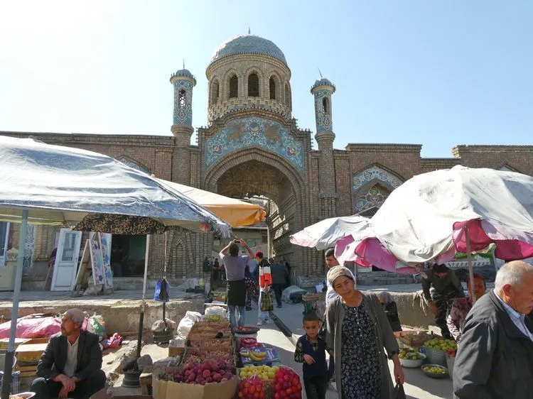 Una de las entradas al bazar de Istaravshan