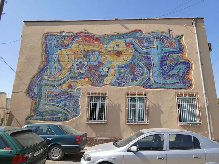 Mosaico soviético cerca del bazar