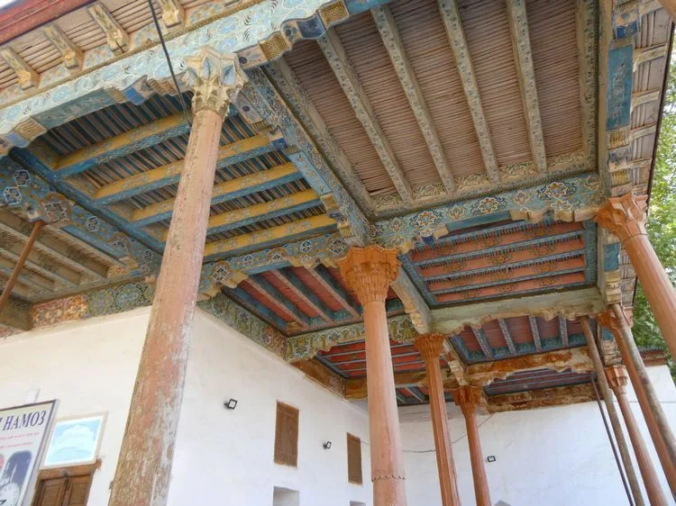 Porche de la mezquita de Sary Mazar