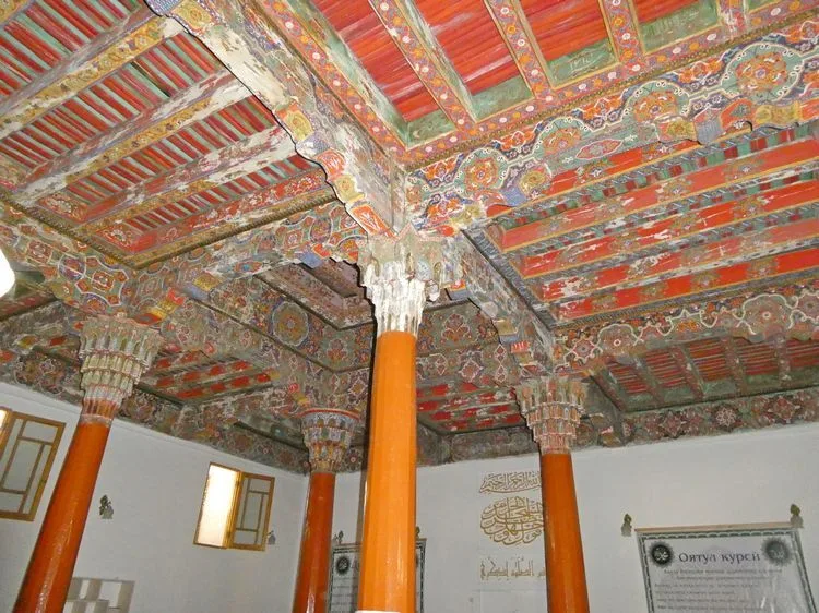 Interior de la mezquita de Sary Mazar