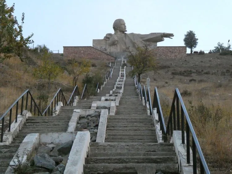 Busto gigante de Lenin