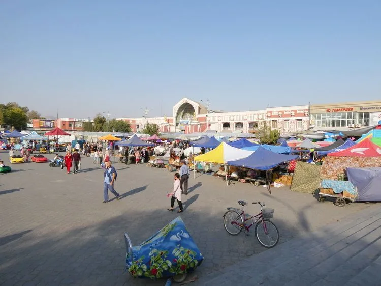 La plaza y el bazar Panchshanbe siempre llenos de actividad
