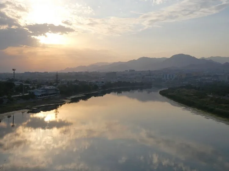 Vistas de la ciudad al atardecer desde el telecabina que cruza el río Sir Daria