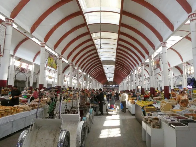 Interior del bazar Panchshanbe