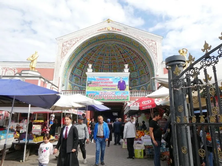 Entrada al bazar Panchshanbe