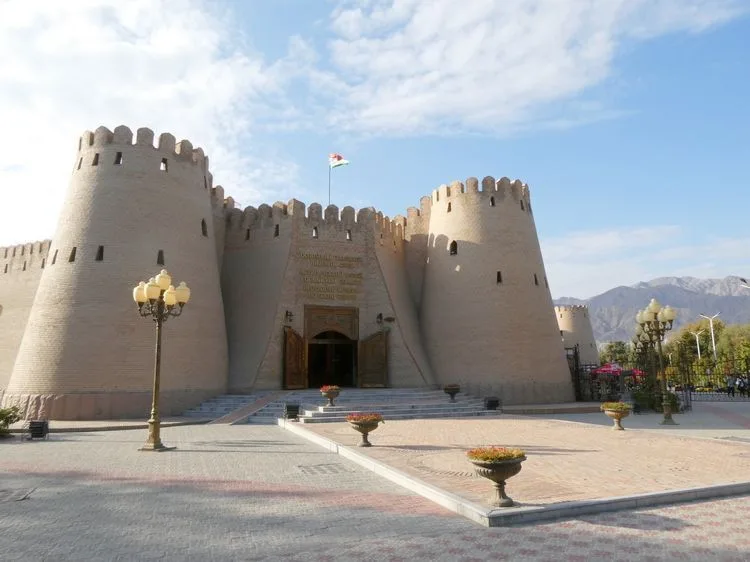Entrada al museo de historia de Khujand
