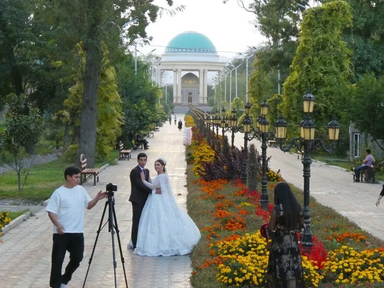 Fotos de boda en el parque de Kamoli Khujandi