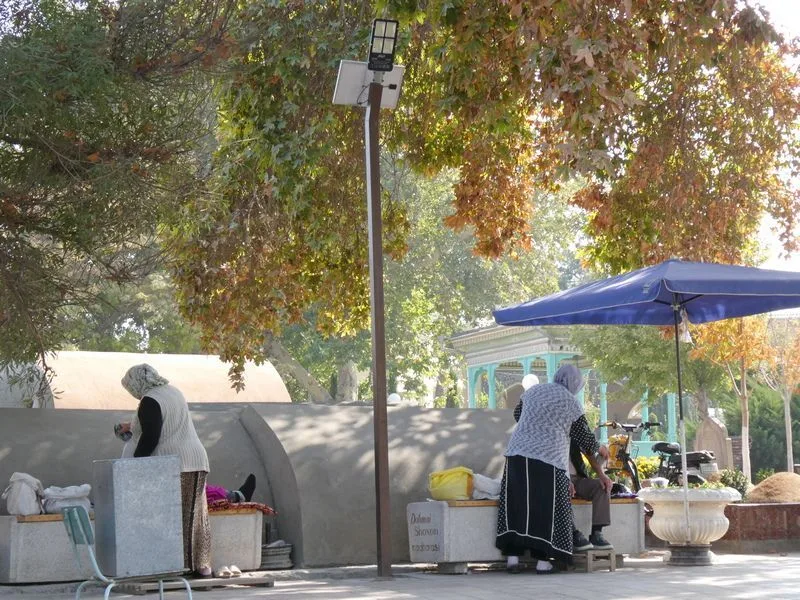 Bendiciones y letanías en la entrada del Mausoleo de Dahma Shahkan’s