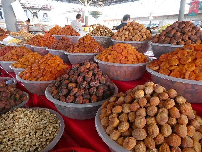 Frutas deshidratadas en un bazar en Kokand