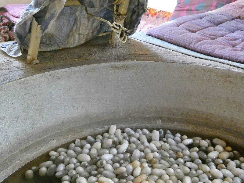 Sacando los hilos de seda de los capullos de los gusanos de seda