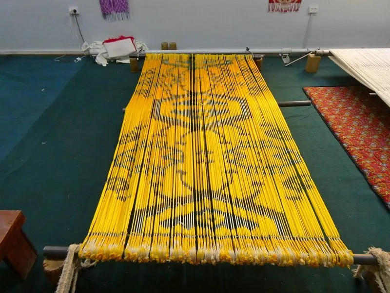 Hilos de seda ya teñidos previo a la fabricación de la tela
