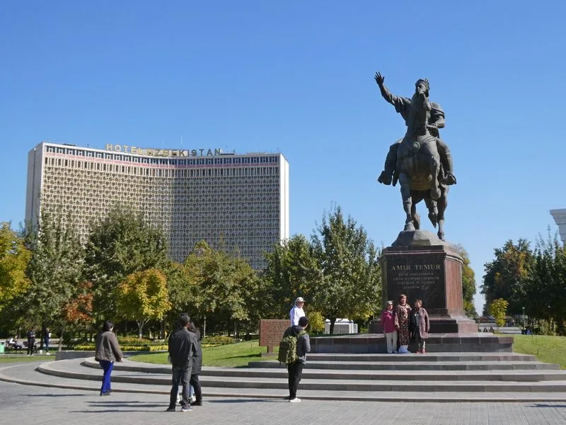 Plaza Amir Temur y Hotel Uzbekistán