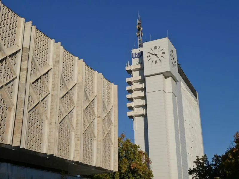 Ejemplo de edificios soviéticos. En primer plano en museo de historia y arqueología