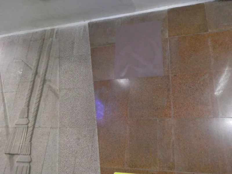 Aun se pueden encontrar algunos símbolos comunistas medio ocultos en el metro de Taskent