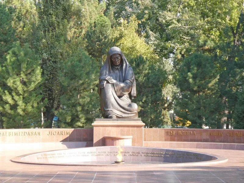 Babushka esperando la vuelta de sus hijos frente a la llama eterna