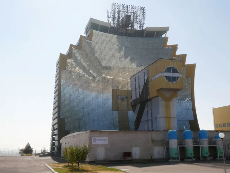 Segundo horno solar más grande del mundo. Digno de una película de James Bond!
