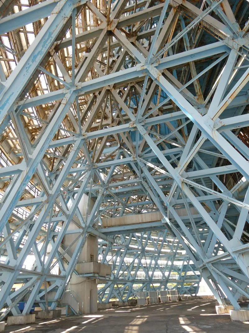 Estructura que soporta la parábola que refleja y concentra los rayos