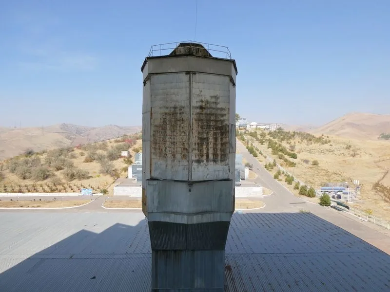 Puertas del pequeño habitáculo donde se concentran los rayos solares quemadas por el calor que reflectan los espejos incluso cuando no están alineados para funcionar