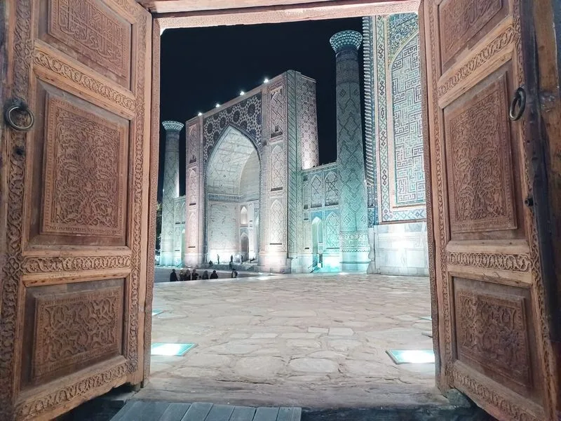 Plaza del Registan por la noche