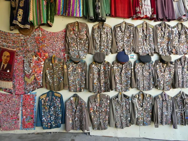 Souvenirs soviéticos frente a la Madraza Chor Minor