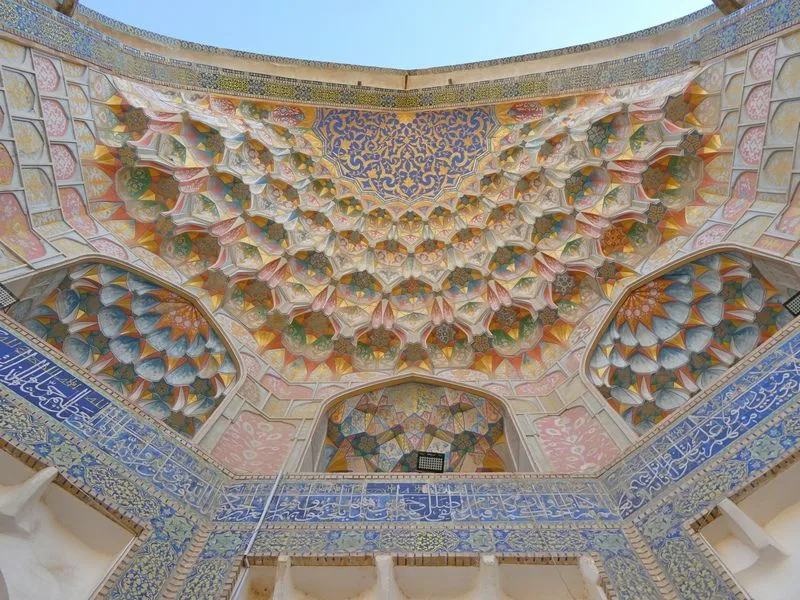 Mocárabes a la entrada de la madraza Abdul Aziz Khan