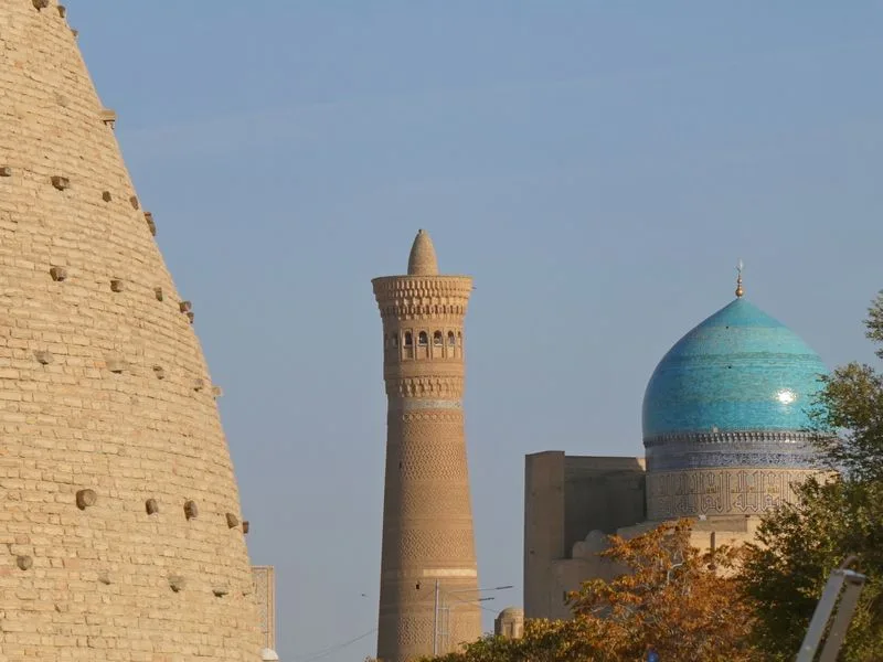 La muralla el minarete Kalyan y una de las cúpulas de su mezquita