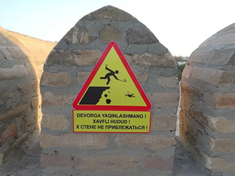 Cuidado cuando pasees por las murallas con tu móvil, palo selfie y dron