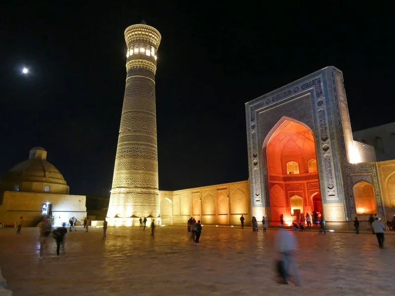 El minarete Kalyan por la noche 