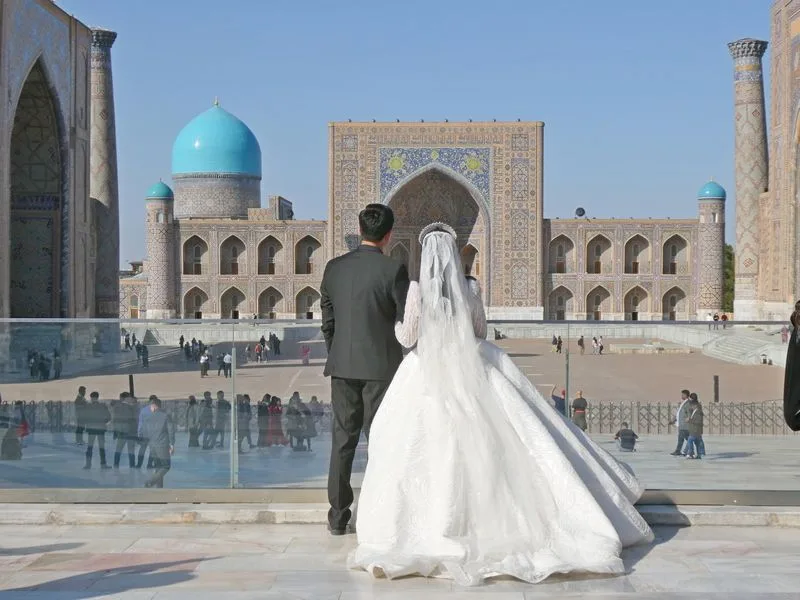 Varios novios pululaban por los alrededores haciendose las fotos de boda. Ellas iban masivamente maquilladas.