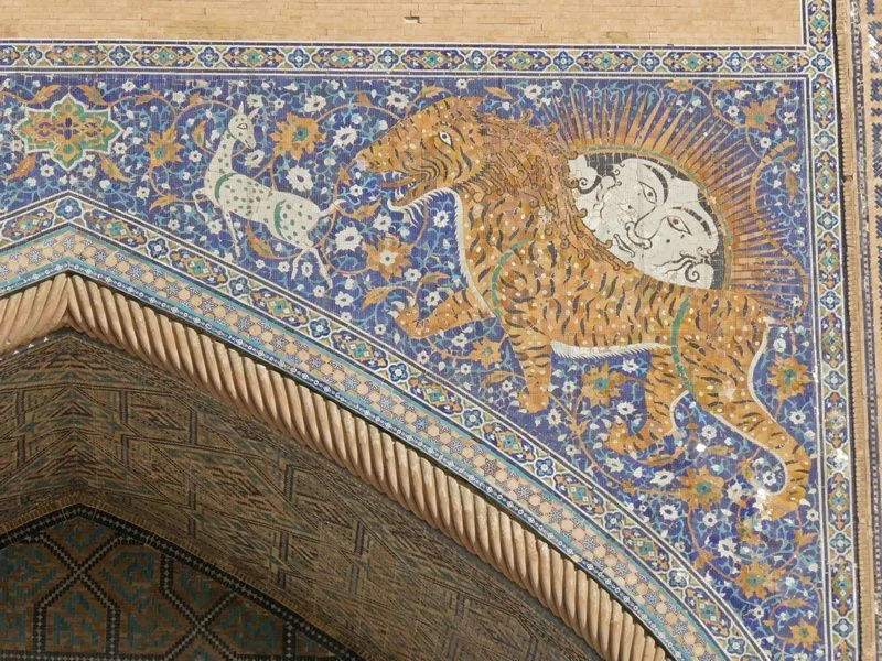 Detalles de los leones de la madraza de Sher Dor