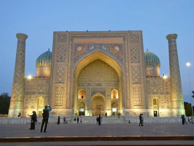 Madraza de Sher Dor