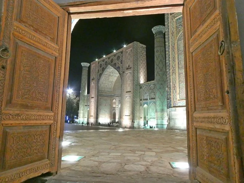 Madraza de Ulugbek por la noche