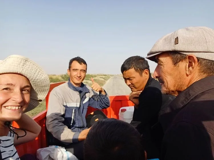 En la caja de una motillo con unos locales que volvían de trabajar