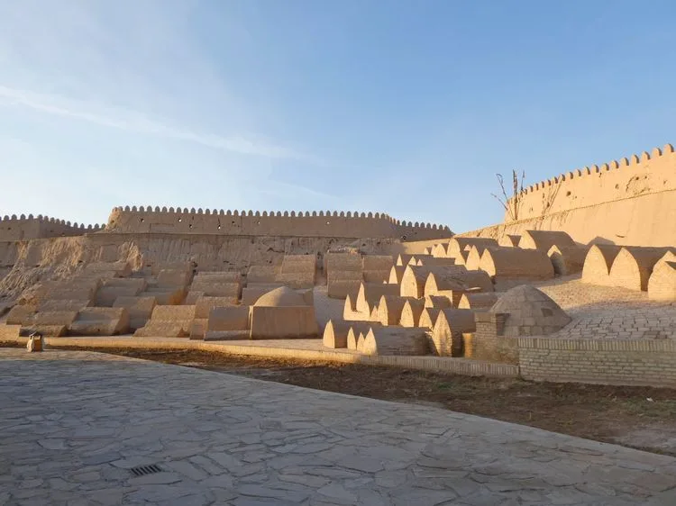 Interior de las murallas de Jiva al amanecer