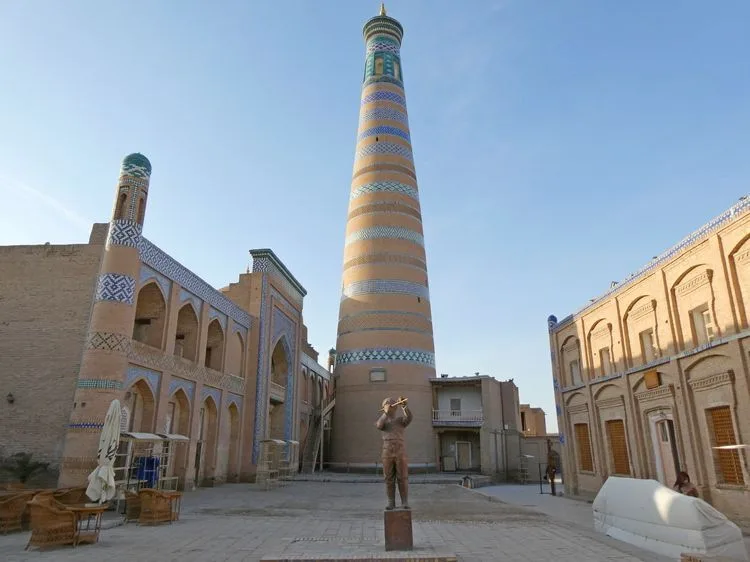 Madraza y minarete Islam Khoja